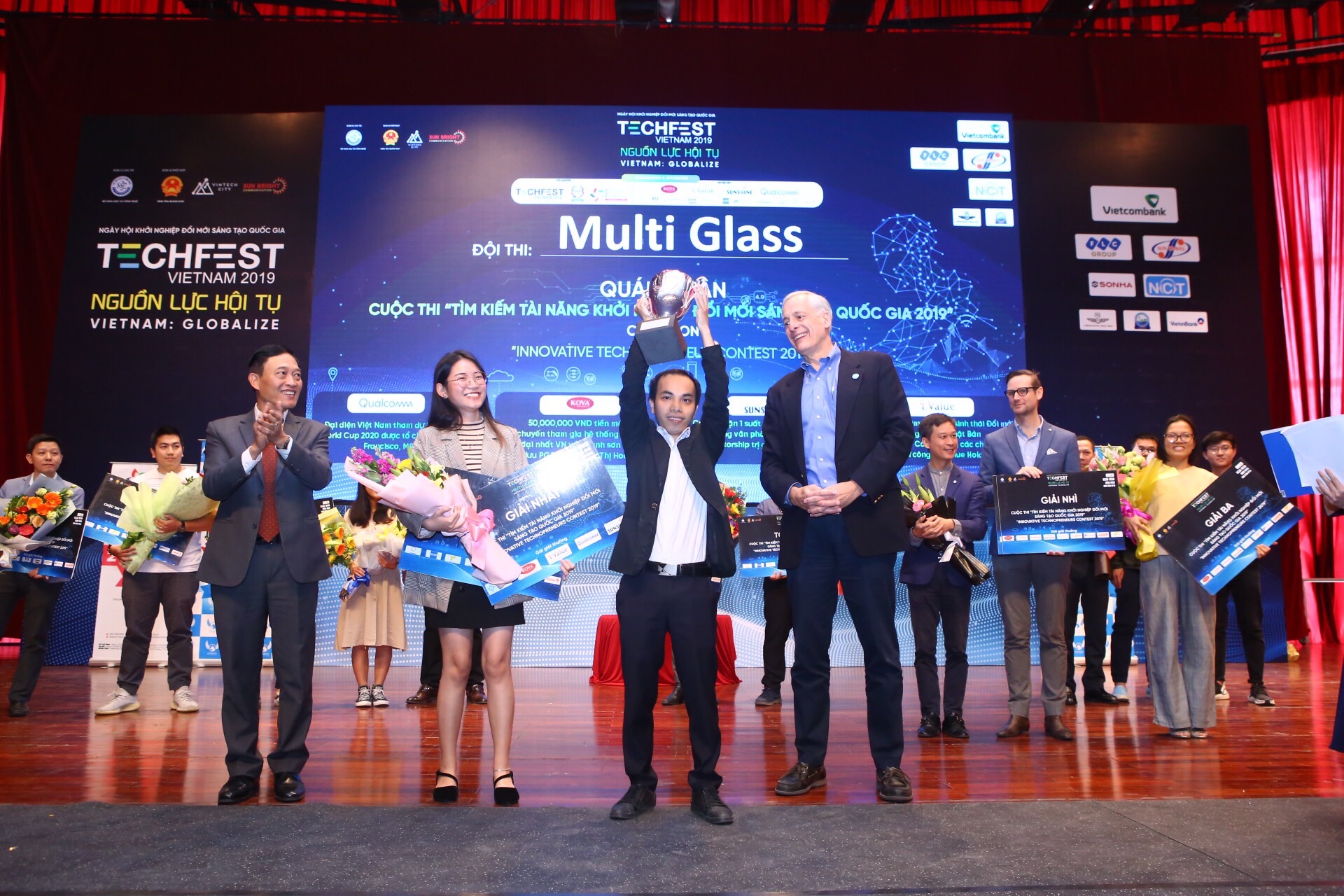 Đội Multi Glass - quán quân cuộc thi “Tìm kiếm tài năng khởi nghiệp đổi mới sáng tạo quốc gia 2019”