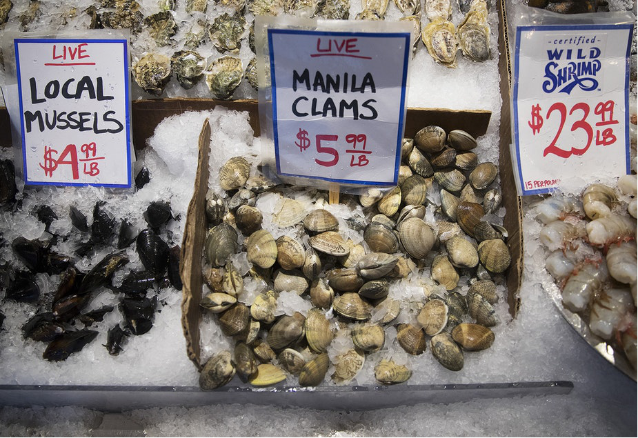 Hàu, vẹm và ngao được bày bán tại cửa hàng của City Fish Co., khu chợ Pike Place ở Trung tâm Seattle, bang Washington (Mỹ). Nguồn: Megan Farmer.