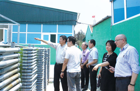 Lãnh đạo Công ty Hidumi giới thiệu quy trình sản xuất tảo xoắn Spirulina với Ban Quản lý Dự án FIRST và Ngân hàng Thế giới.