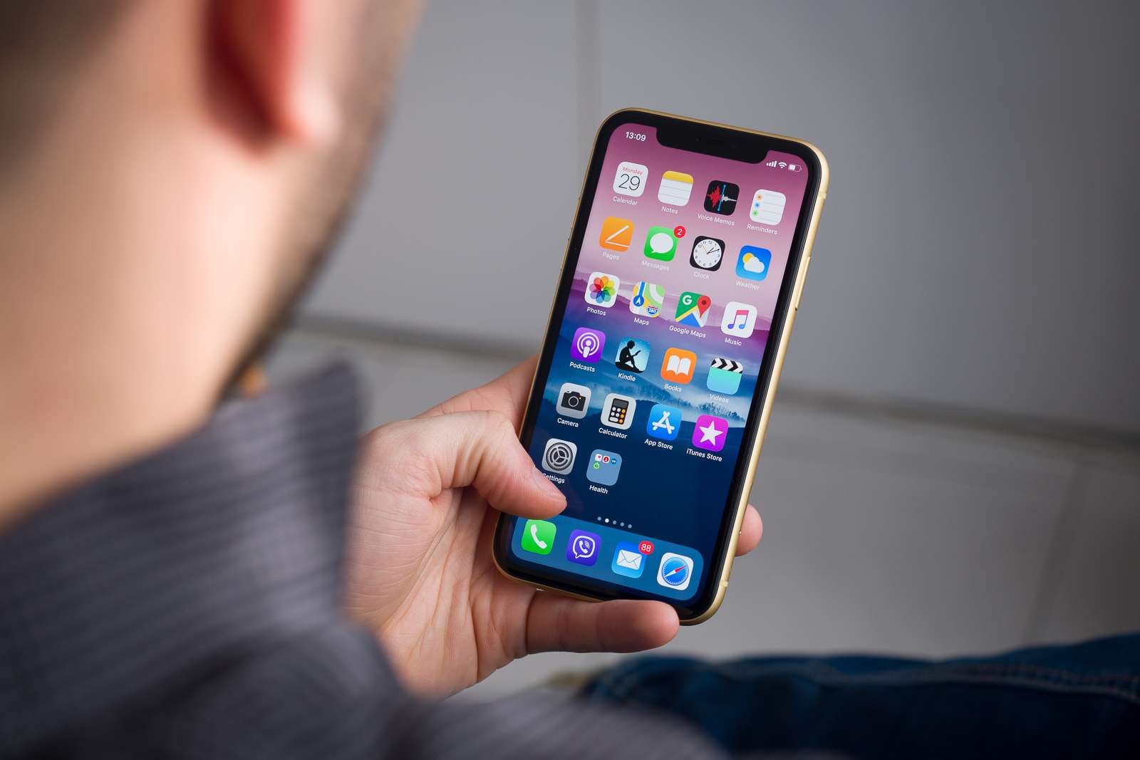 iPhone XR là smartphone bán chạy nhất của Apple trong quý III/2019. Ảnh: AP.