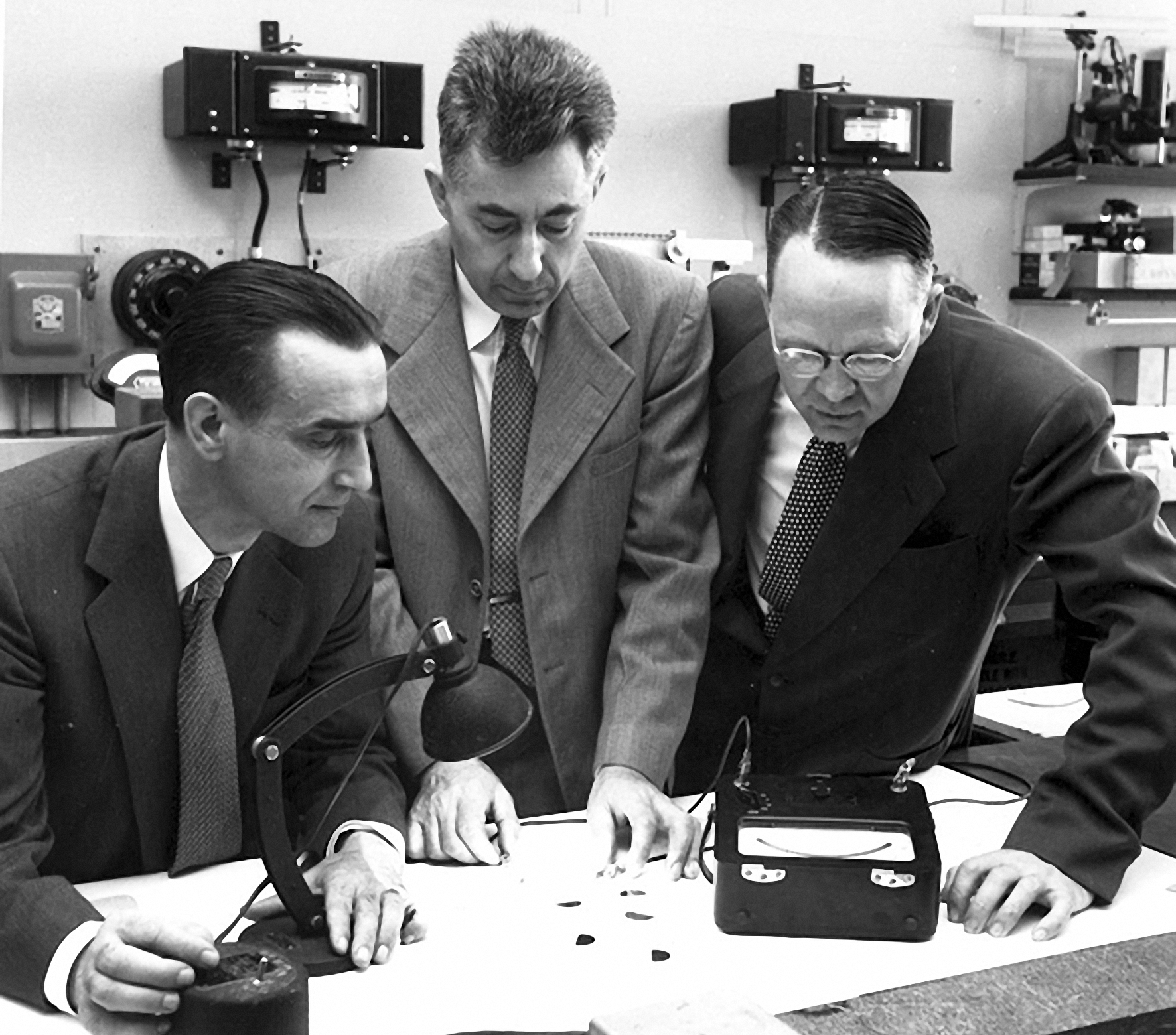 Nhóm nghiên cứu tại Bell Labs thử nghiệm các tế bào quang điện silic (Từ trái qua phải: Pearson, Chapin và Fuller). Ảnh: History.