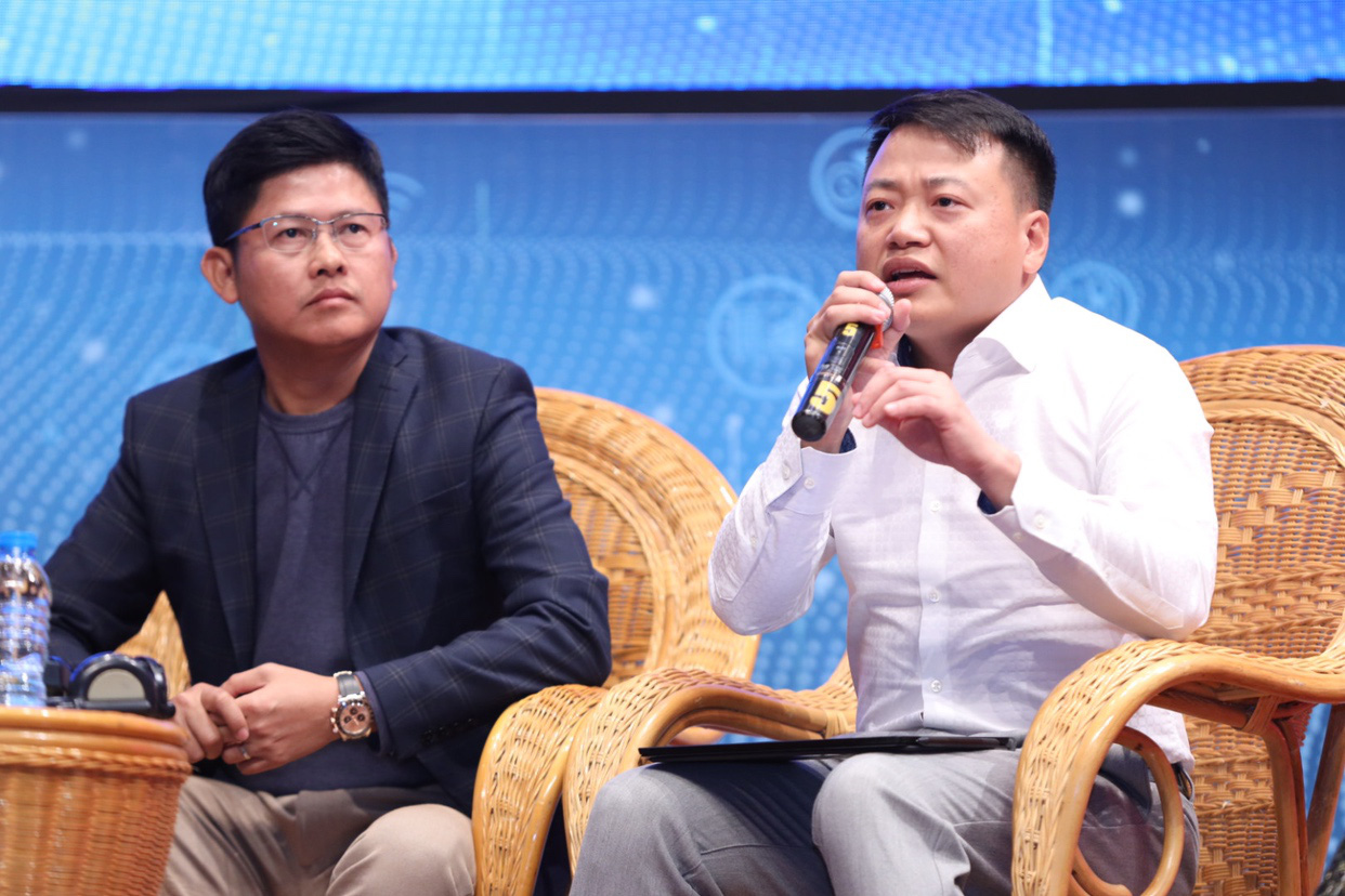 Các Shark Nguyễn Mạnh Dũng (trái) và Nguyễn Hòa Bình lo ngại nhiều hơn về những thách thức mà Startup công nghệ của Việt Nam gặp phải trong bối cảnh dịch chuyển nguồn lực | Ảnh: Techfest
