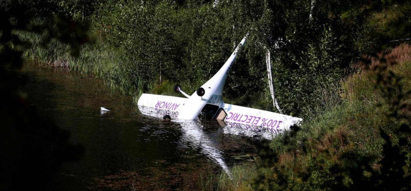 Mùa hè 2019, hãng Avinor của Nauy có thử nghiệm một chiếc máy bay điện tự lái, nhưng không may là nó đã đâm xuống lòng hồ. Arnh: Reuter.