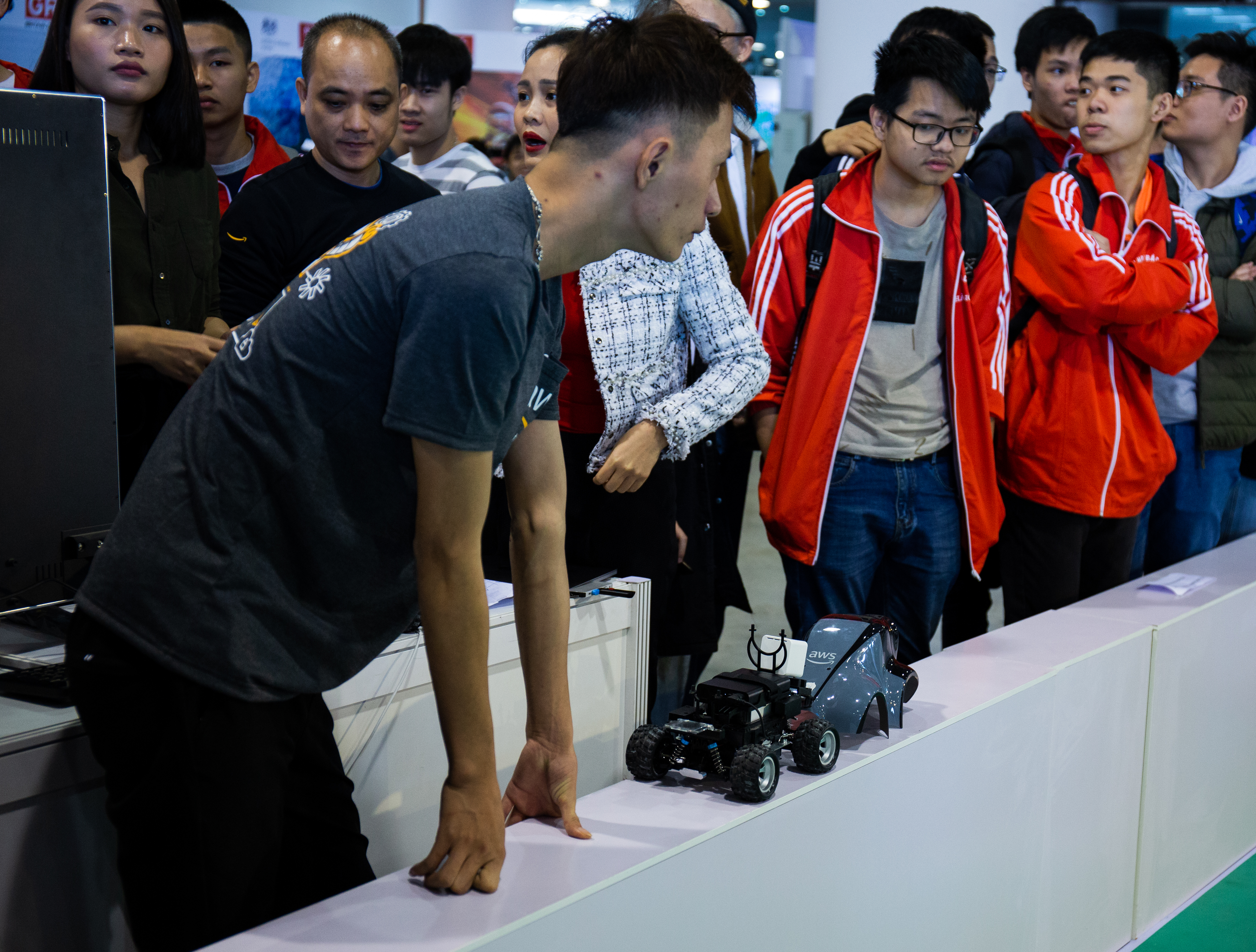 Sinh viên Đại học Bách khoa Hà Nội chuẩn bị cho DeepRacing, đua các xe chạy dựa trên mô hình học máy, tại Techfest 2019.