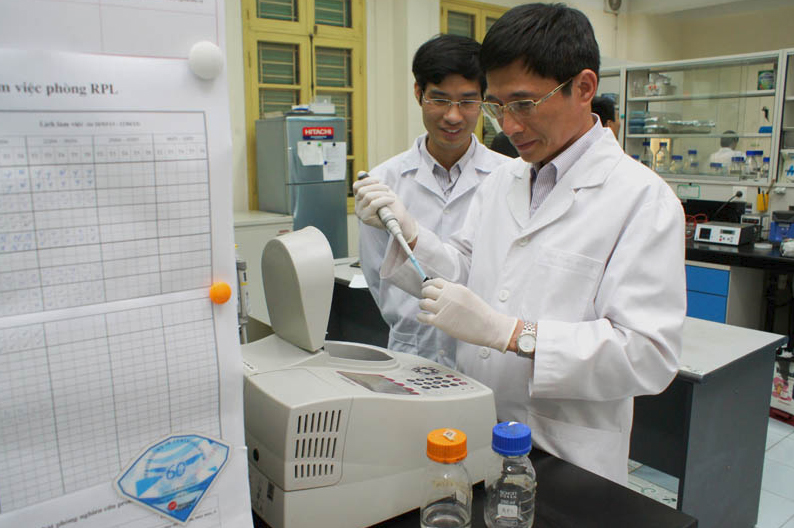 GS.TS Phan Tuấn Nghĩa (phải) trong PTN Trọng điểm công nghệ Enzym và Protein, ĐH Khoa học Tự nhiên, ĐH Quốc gia Hà Nội. Ảnh: vnu.edu.vn