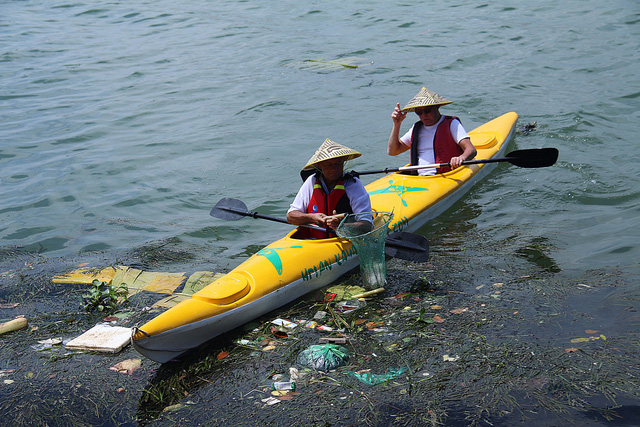 Thu gom rác thải trên sông Hoài ở Hội An, Quảng Nam. Nguồn: Quảng Nam Online