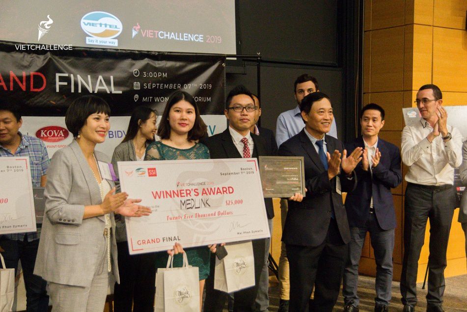 Thứ trưởng Bộ KH&CN Trần Văn Tùng trao giải cho Medlink – startup vượt qua 400 dự án của người Việt trên toàn thế giới để vô địch Vietchallenge 2019.