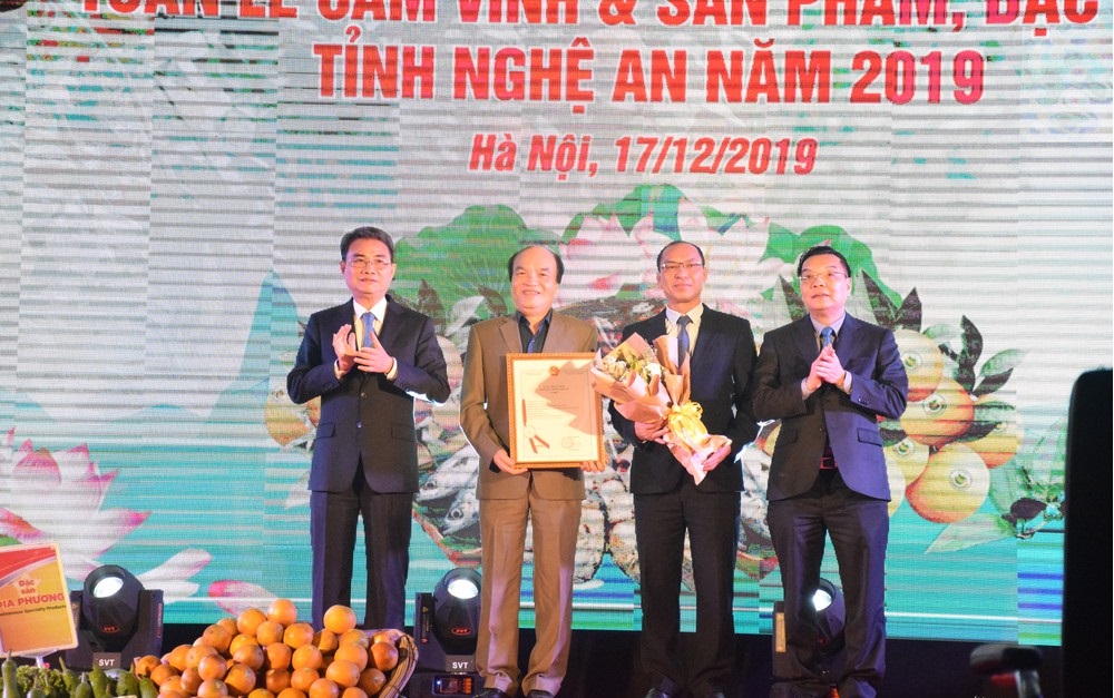 Bộ trưởng Bộ KH&CN Chu Ngọc Anh (bìa phải) trao giấy chứng nhận chỉ dẫn địa lý gừng Kỳ Sơn cho huyện Kỳ Sơn. 