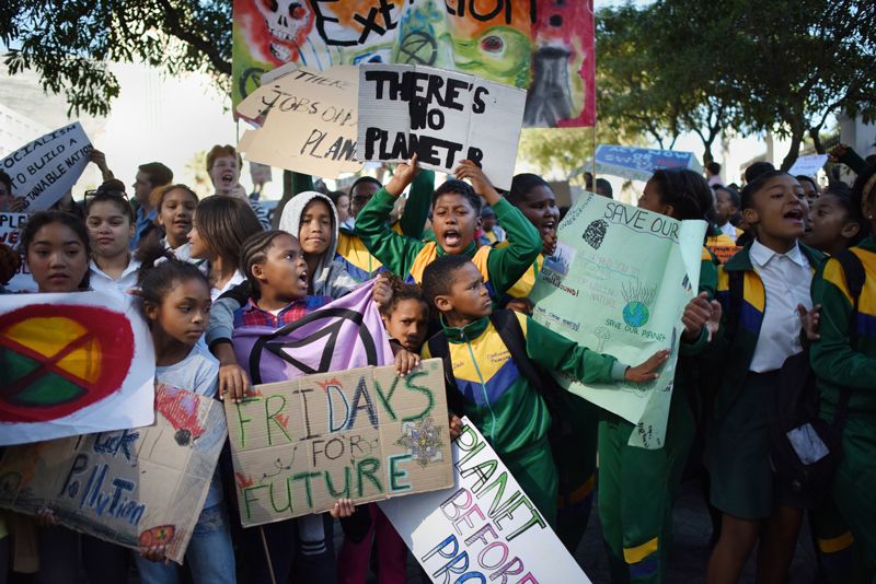 Những người biểu tình chống biến đổi khí hậu ở Cape Town, Nam Phi. Ảnh: Rodger Bosch.