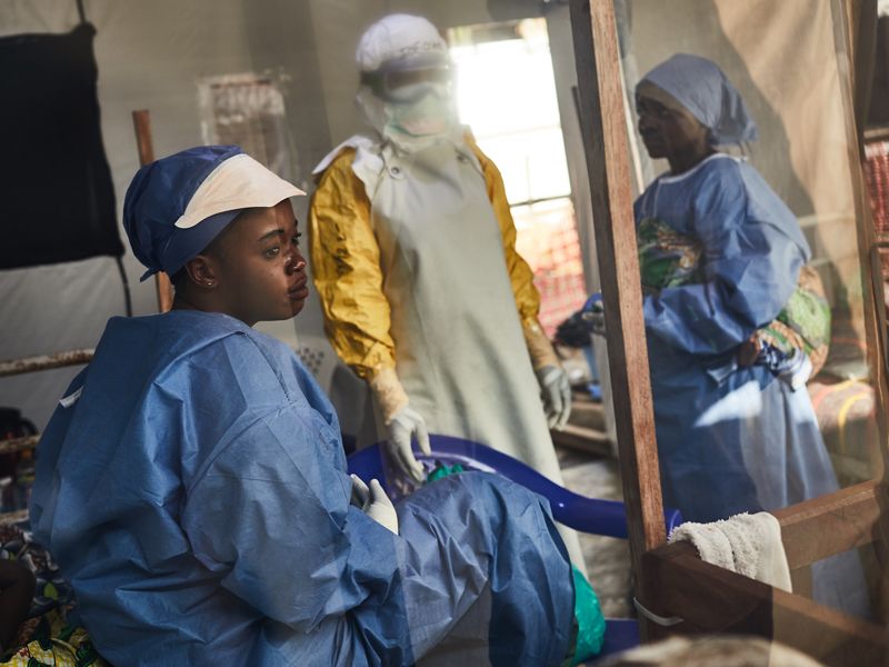 Các nhân viên y tế làm việc tại nơi bùng phát dịch Ebola ở Congo. Ảnh: Redux.