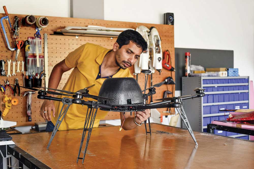 Vipul Singh, CEO của startup Aarav Unmanned System với sản phẩm thiết bị bay không người lái đã lọt vào top 10 cuộc thi “Thử thách thiết kế Qualcomm Ấn Độ” do Qualcomm tổ chức ở Ấn Độ năm 2016. Nguồn: Openthemagazine 