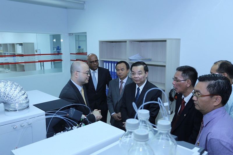 Bộ trưởng Chu Ngọc Anh, tham quan Phòng thí nghiệm của UL đặt tại Quatest 3. Ảnh: Ngũ Hiệp