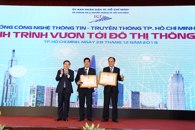 Chủ tịch UBND TPHCM Nguyễn Thành Phong trao giải cho cho các cá nhân
