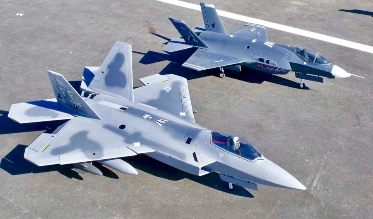 Chiến đấu cơ tàng hình F-22 và F-35 thuộc thế hệ 5 tiên tiến nhất của Quân lực Hoa Kỳ, những công nghệ giúp họ duy trì ưu thế so với các đối thủ cạnh tranh trực tiếp là Nga và Trung Quốc. Ảnh: U.S. Air Force.