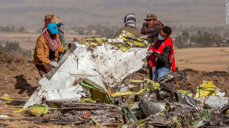 Xác máy bay Ethiopian Airlines Flight 302 hồi tháng 3/2019. Sau hai sự cố liên tiếp của máy bay Boeing trong vòng hơn 4 tháng, nhiều hãng hàng không đã dừng sử dụng các máy bay cùng loại. 