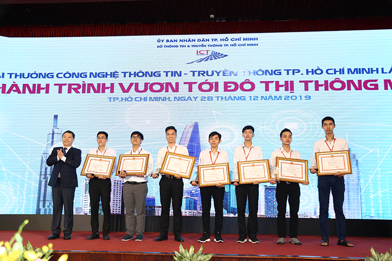 Ông Dương Anh Đức - Giám đốc Sở TTTT TPHCM trao giải cho các sinh viên 