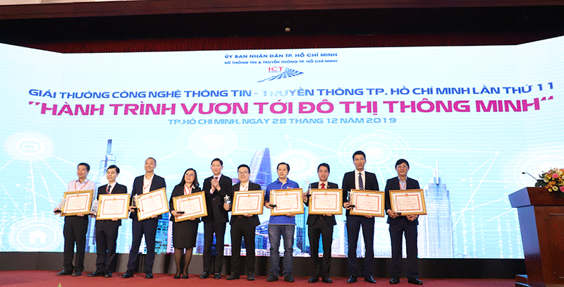 Phó Chủ tịch UBND TPHCM trao  giải cho các doanh nghiệp đoạt giải
