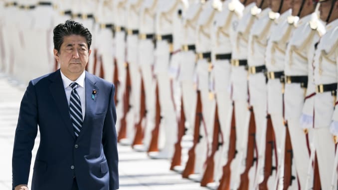 Đương kim thủ tướng Nhật Shinzo Abe được cho là người có lập trường cứng rắn, và ông cũng không ít lần ủng hộ quan điểm Nhật Bản cần sở hữu năng lực răn đe hạt nhân. Ảnh: Japan Times.