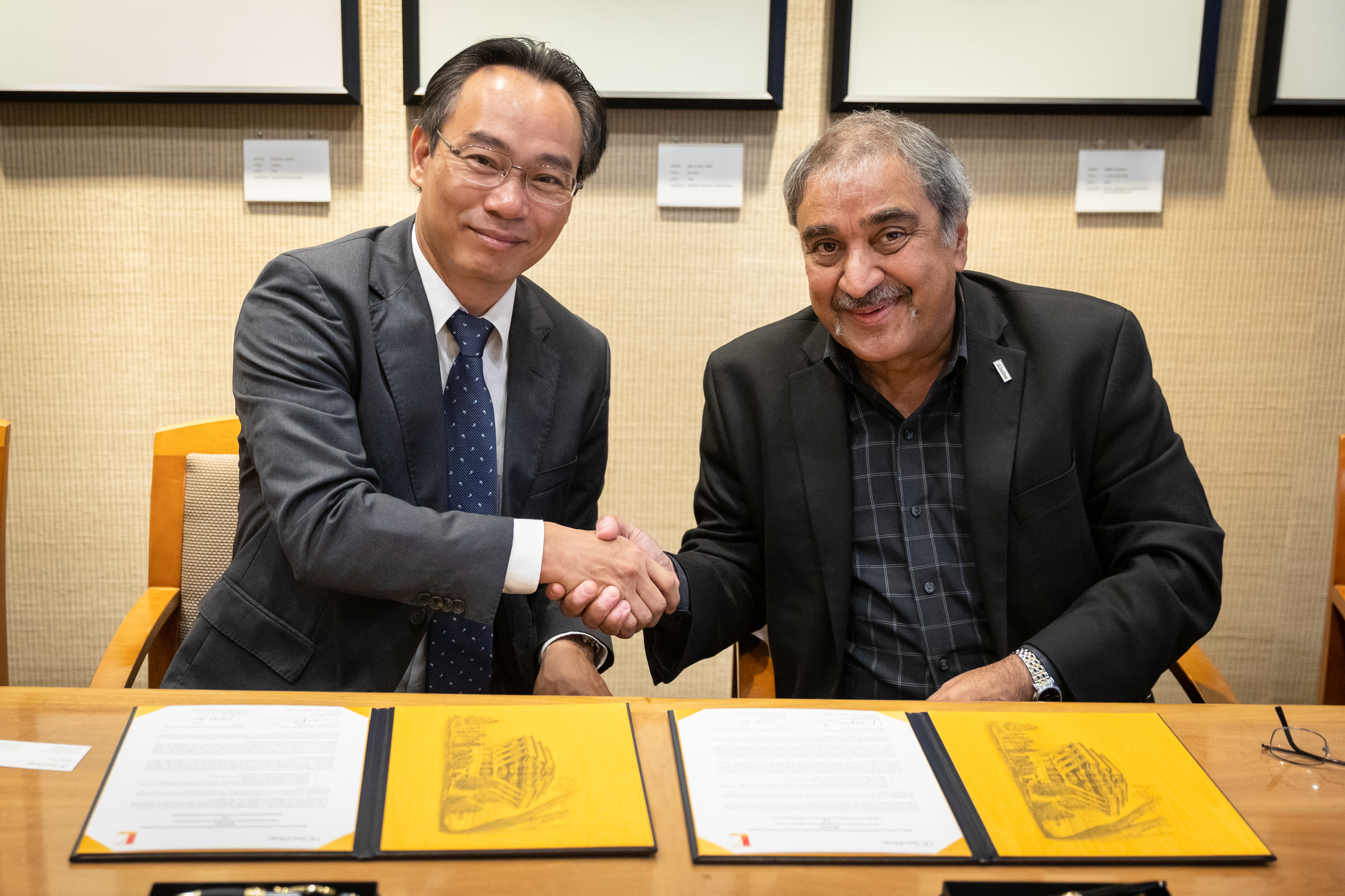 Hiệu trưởng Hoàng Minh Sơn và Hiệu trưởng Pradeep Khosla trong lễ ký biên bản ghi nhớ hợp tác về đào tạo và nghiên cứu khoa học giữa Đại học Bách khoa Hà Nội với Đại học California, San Diego, 22/8/2019. Ảnh: HUST