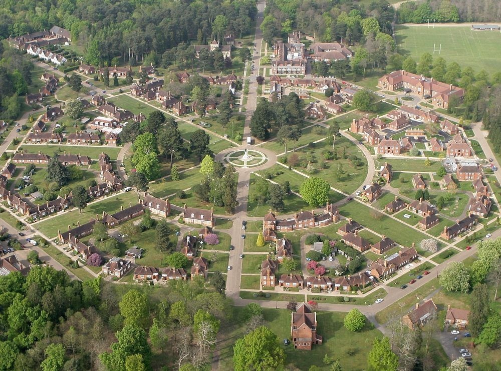 Whiteley Village, một làng kiểu mẫu ở Surrey, được xây dựng trên một khu đất hình bát giác. Ảnh: Mike Roycroft/Wikimedia.