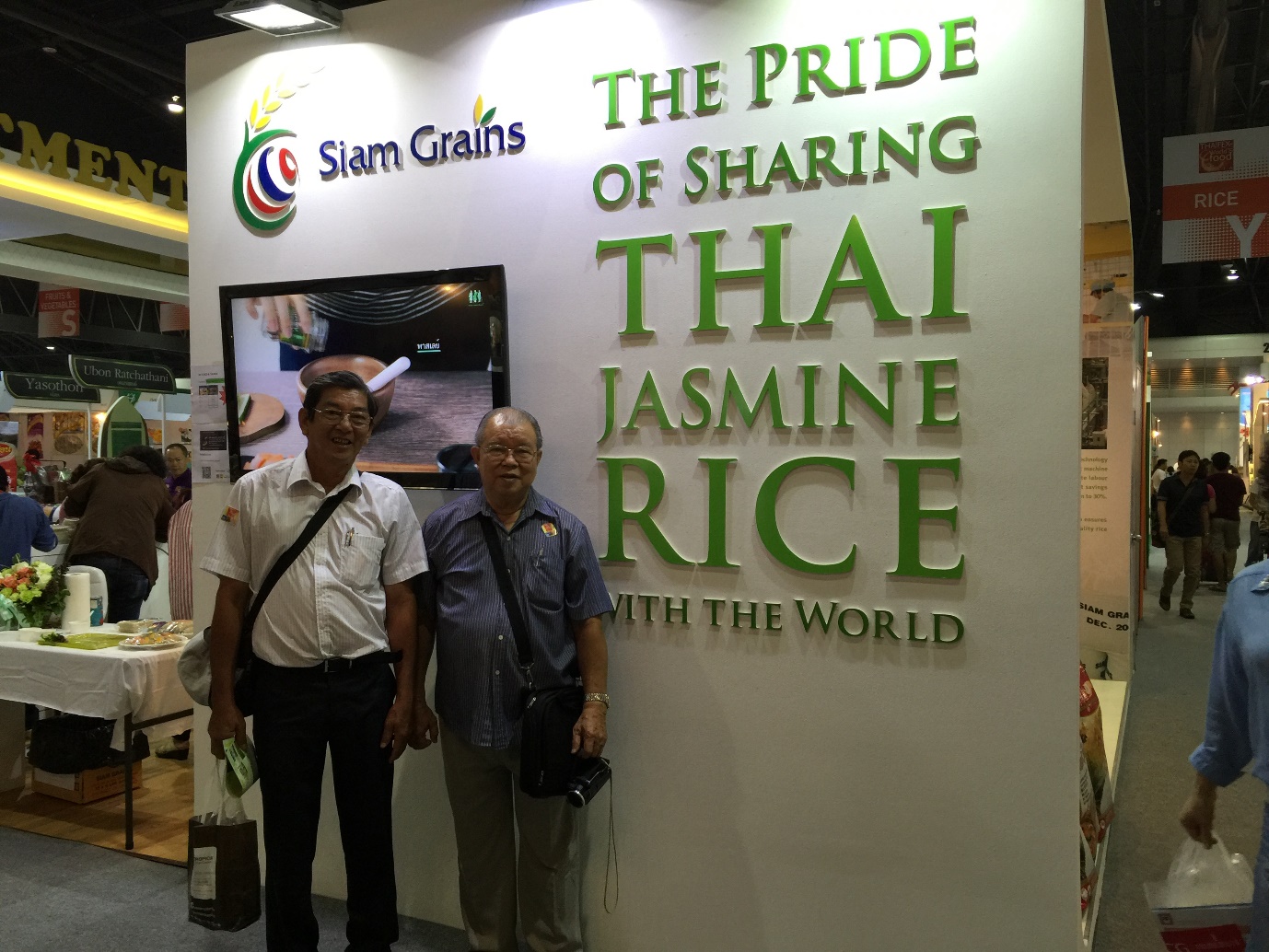 GS. Võ Tòng Xuân và kỹ sư Hồ Quang Cua trong Đoàn Sóc Trăng tham dự học kinh nghiệm marketing thương hiệu gạo tại Hội Chợ ThaiFex, Bangkok, Thái Lan.