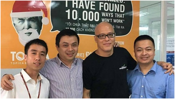 Bobby Liu và ông Mai Duy Quang cùng với CEO - Nhà sáng lập Topica Edtech Group, Tiến sỹ Phạm Minh Tuấn.