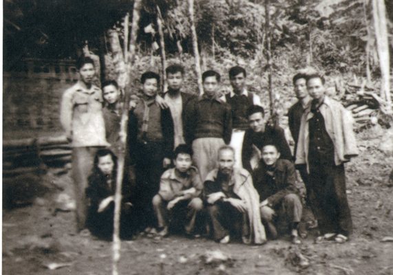 Ông Trần Linh Sơn (thứ 5 từ trái sang phải, hàng sau) và các vị lãnh đạo Đảng và Nhà nước tại Việt Bắc, 1949. Ông Trần Linh Sơn (thứ 5 từ trái sang phải, hàng sau) và các vị lãnh đạo Đảng và Nhà nước tại Việt Bắc, 1949.