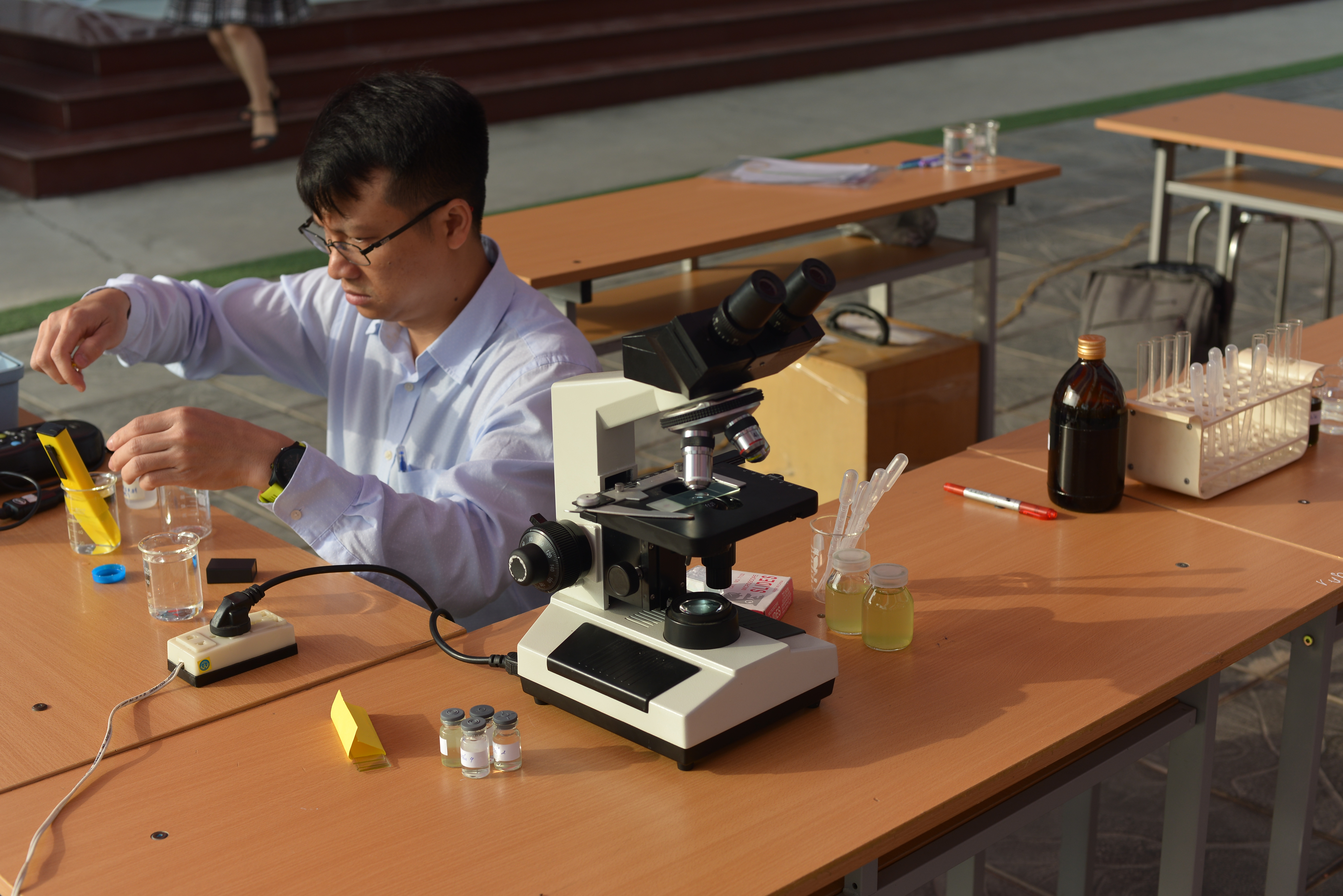 TS. Dương Tuấn Hưng (Viện Hóa học) chuẩn bị dụng cụ cho các bạn học sinh tham gia ngày hội 