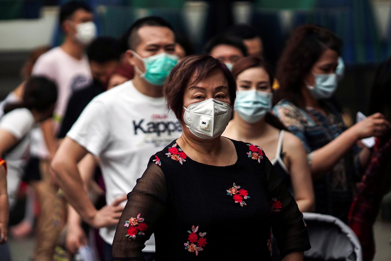 Đeo khẩu tranglà một cách phòng chống dịch và một số bệnh đường hô hấp | Ảnh: Reuters/Thái Lan