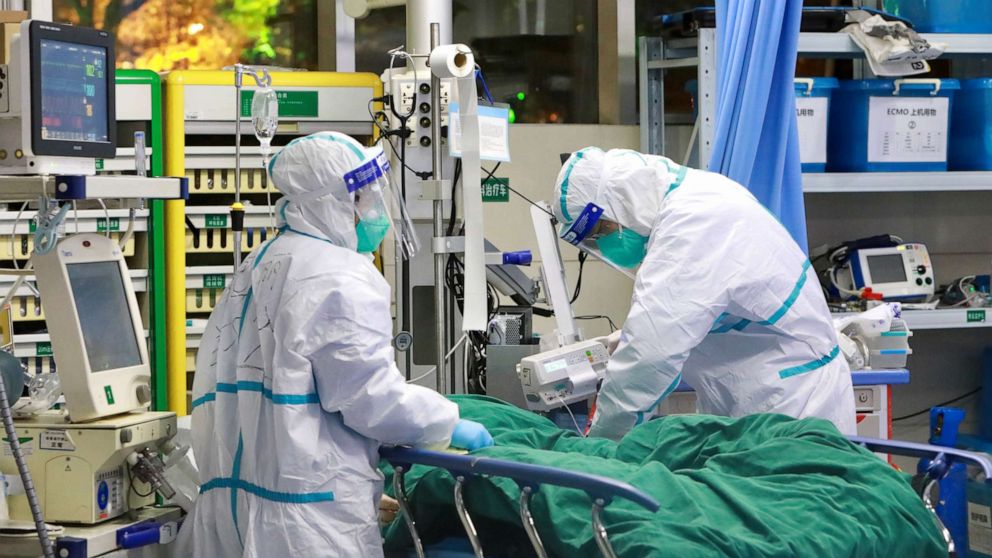 Nhân viên y tế trong bộ đồ bảo hộ điều trị một bệnh nhân bị viêm phổi do coronavirus mới gây ra tại Bệnh viện Trung Nam của Đại học Vũ Hán ngày 28/1/2020 | Ảnh: China Daily/Reuters