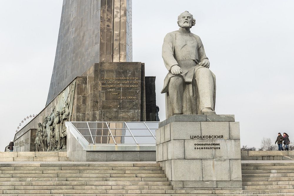 Tượng Konstantin Tsiolkovsky phía trước đài kỷ niệm. Ảnh: dmrog.livejournal.com.