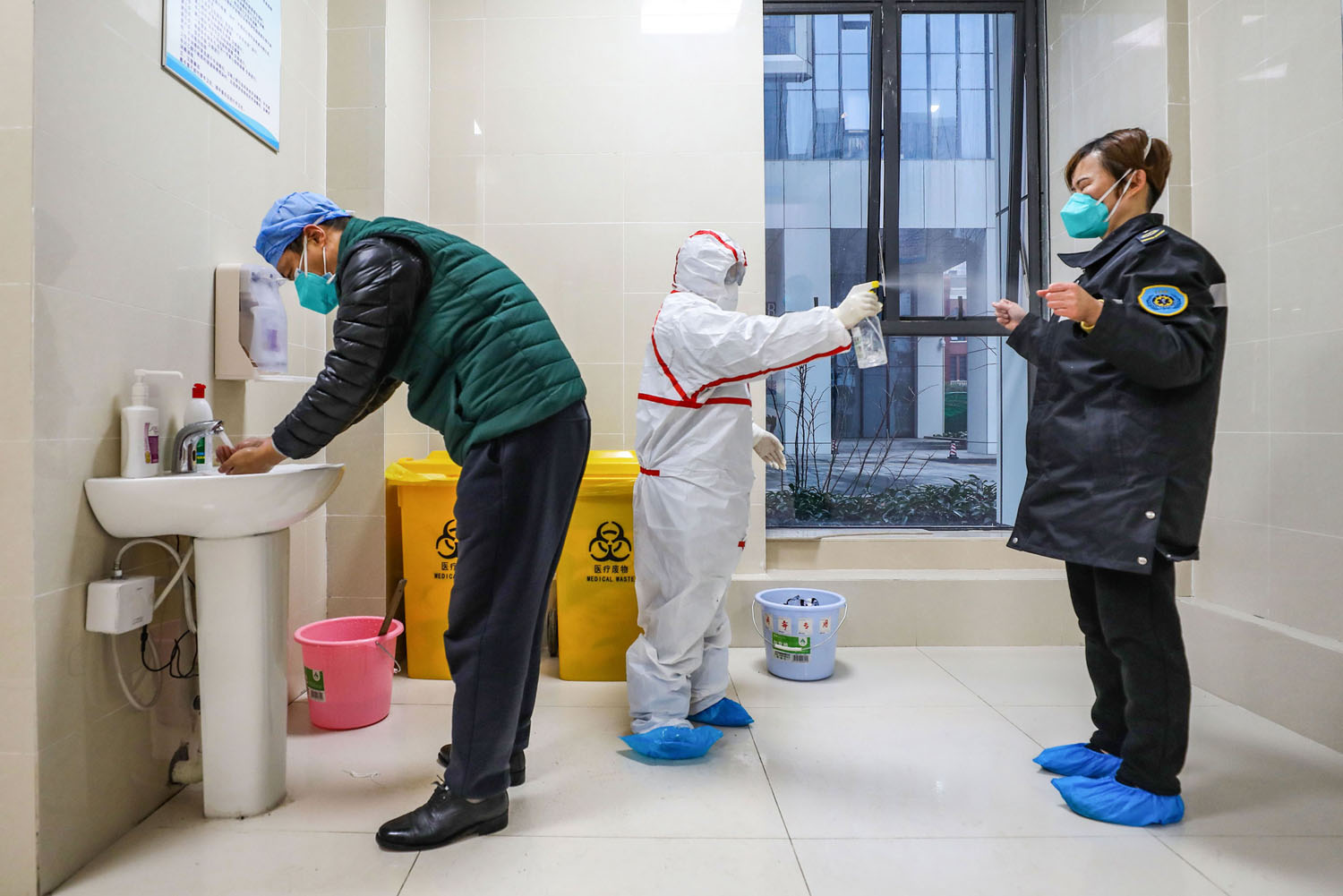 Các nhân viên y tế ở Vũ Hán khử trùng cho nhau để giúp ngăn chặn sự lây lan của coronavirus. Ảnh: Getty images
