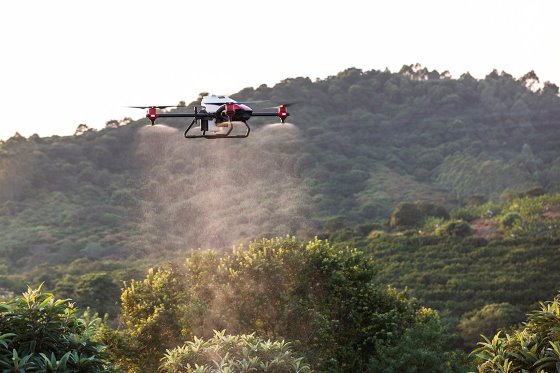 Các loại drone đang ngày càng được tin dùng để giám sát sự sinh trưởng của cây trồng, vật nuôi, quan trắc môi trường, hay để phun thuốc, ... Ảnh: XAG.  