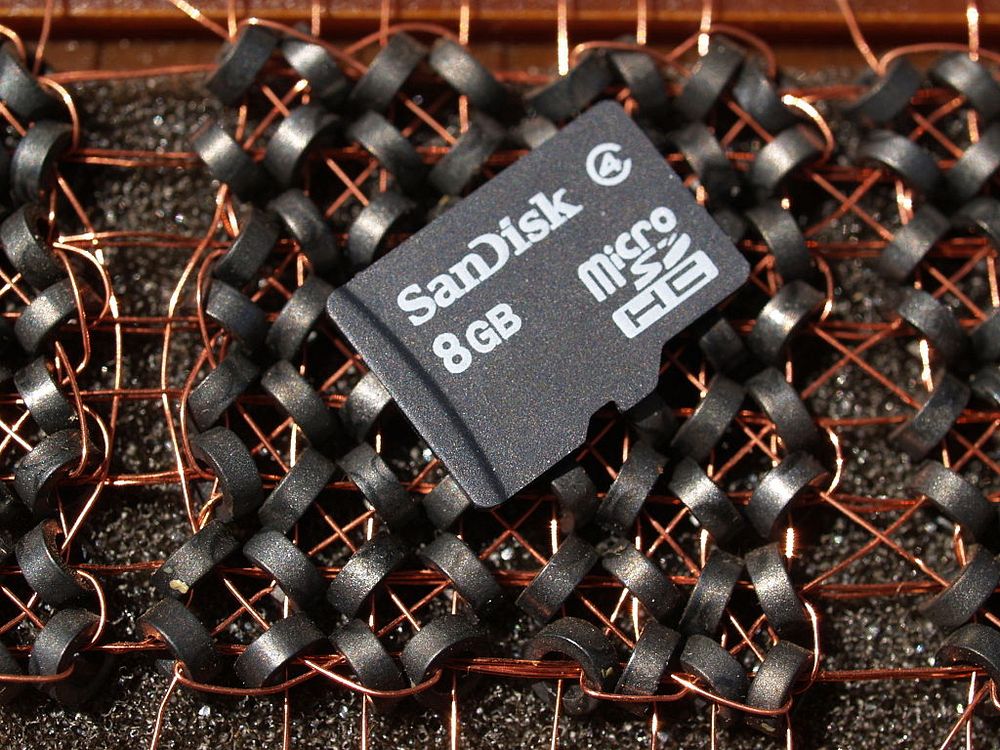 Một thẻ microSD dung lượng 8GB đặt trên một đơn vị bộ nhớ lõi từ 8 byte. Ảnh: Daniel Sancho/Wikimedia Commons.