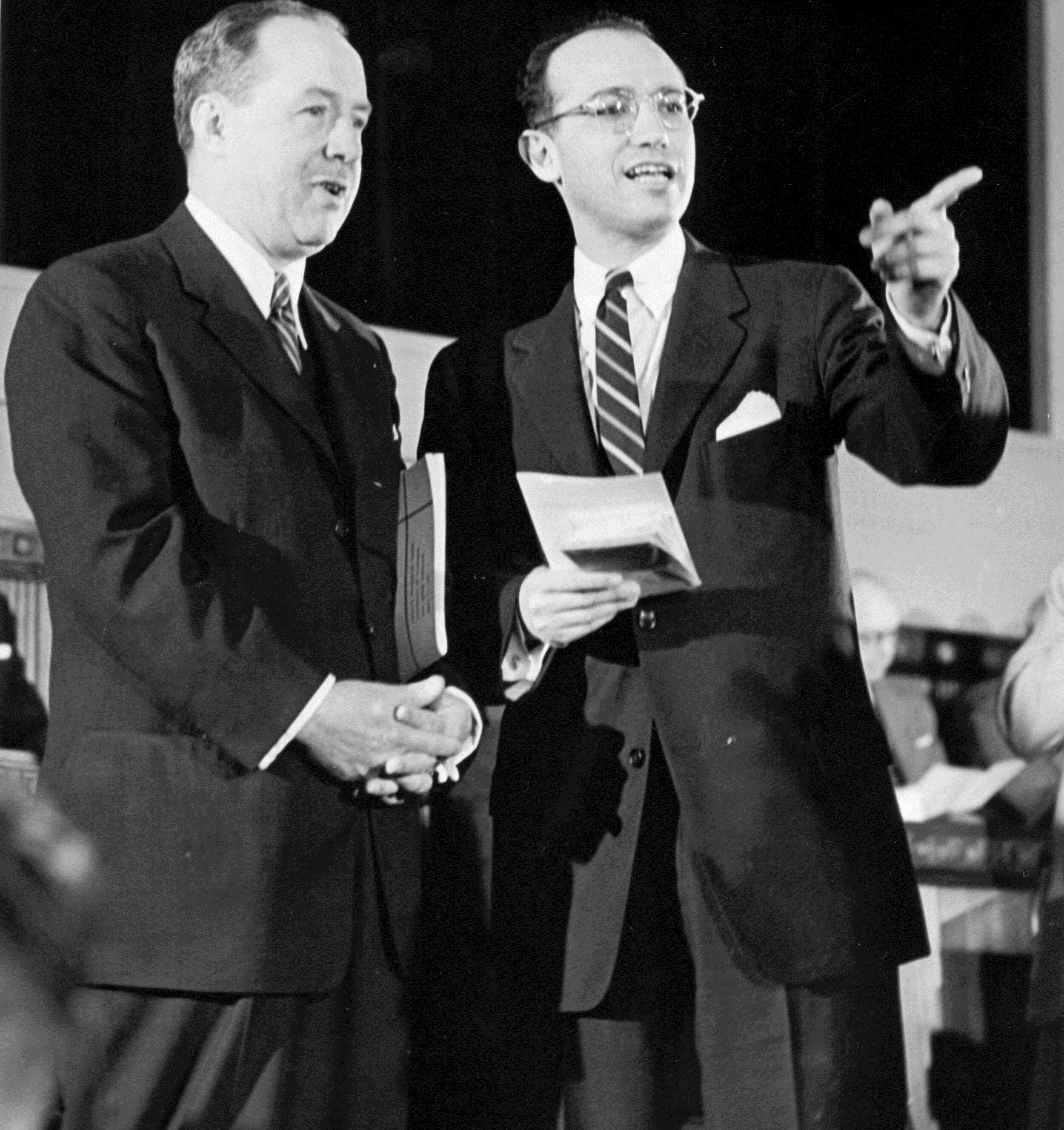 Jonas Salk (bên phải) và Thomas Francis chế tạo thành công vaccine cúm bất hoạt đầu tiên. Ảnh: History.