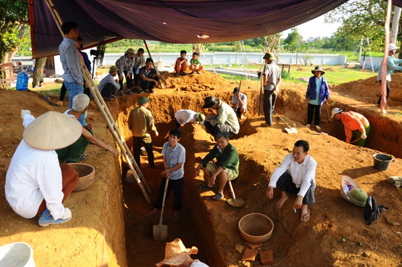 Người dân được tập huấn và tham gia thực hiện những thao tác đơn giản trên công trường khai quật di tích mộ cổ Việt Yên. Nguồn: Bộ môn khảo cổ học