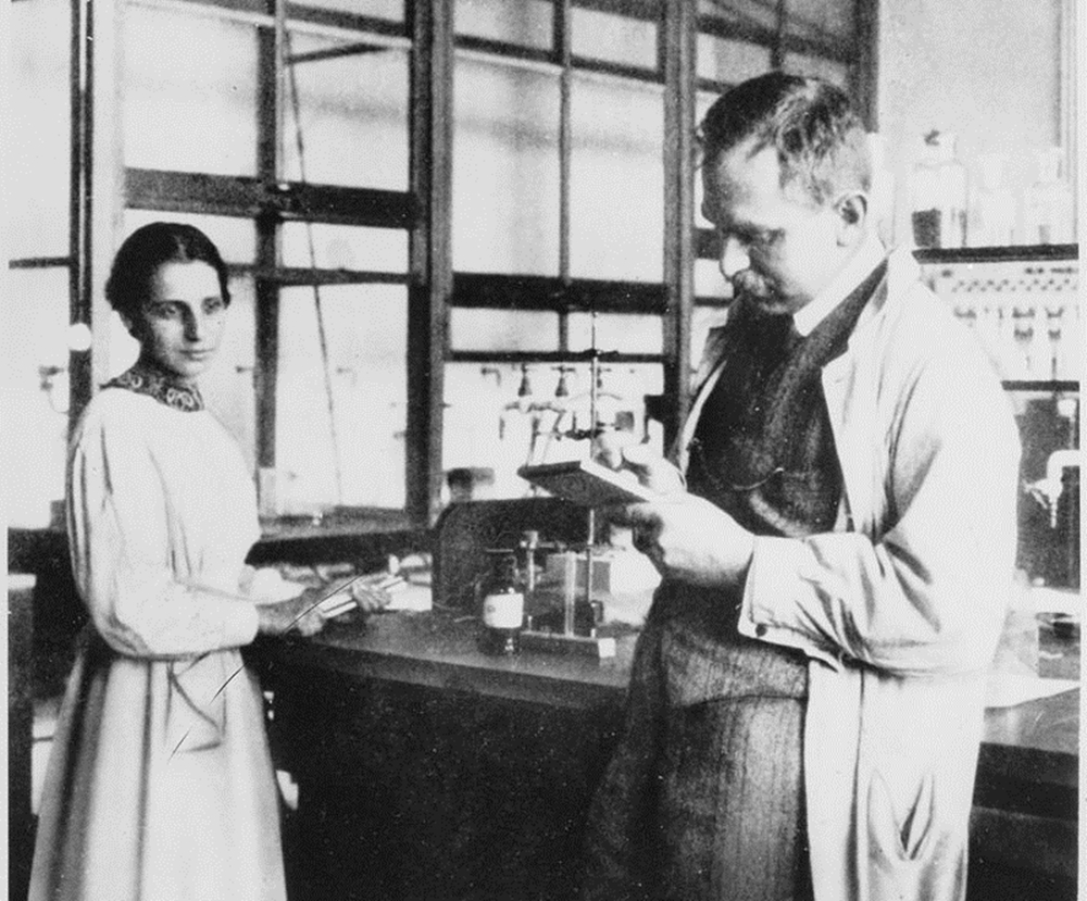 Lise Meitner (bên trái) và Otto Hahn trong phòng thí nghiệm. Ảnh: History.