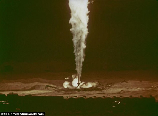 Hình ảnh giếng khí đốt tại mỏ Urtabulak phun trào năm 1963. Ảnh: Mediadrumworld.com.