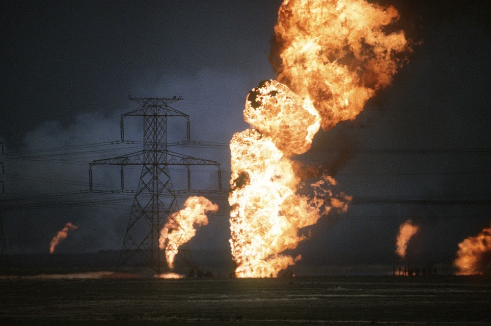 Một giếng dầu tại Kuwait bốc cháy trong Chiến dịch Bão táp Sa mạc (Chiến tranh Vùng Vịnh) năm 1991. Ảnh: David Mcleod.
