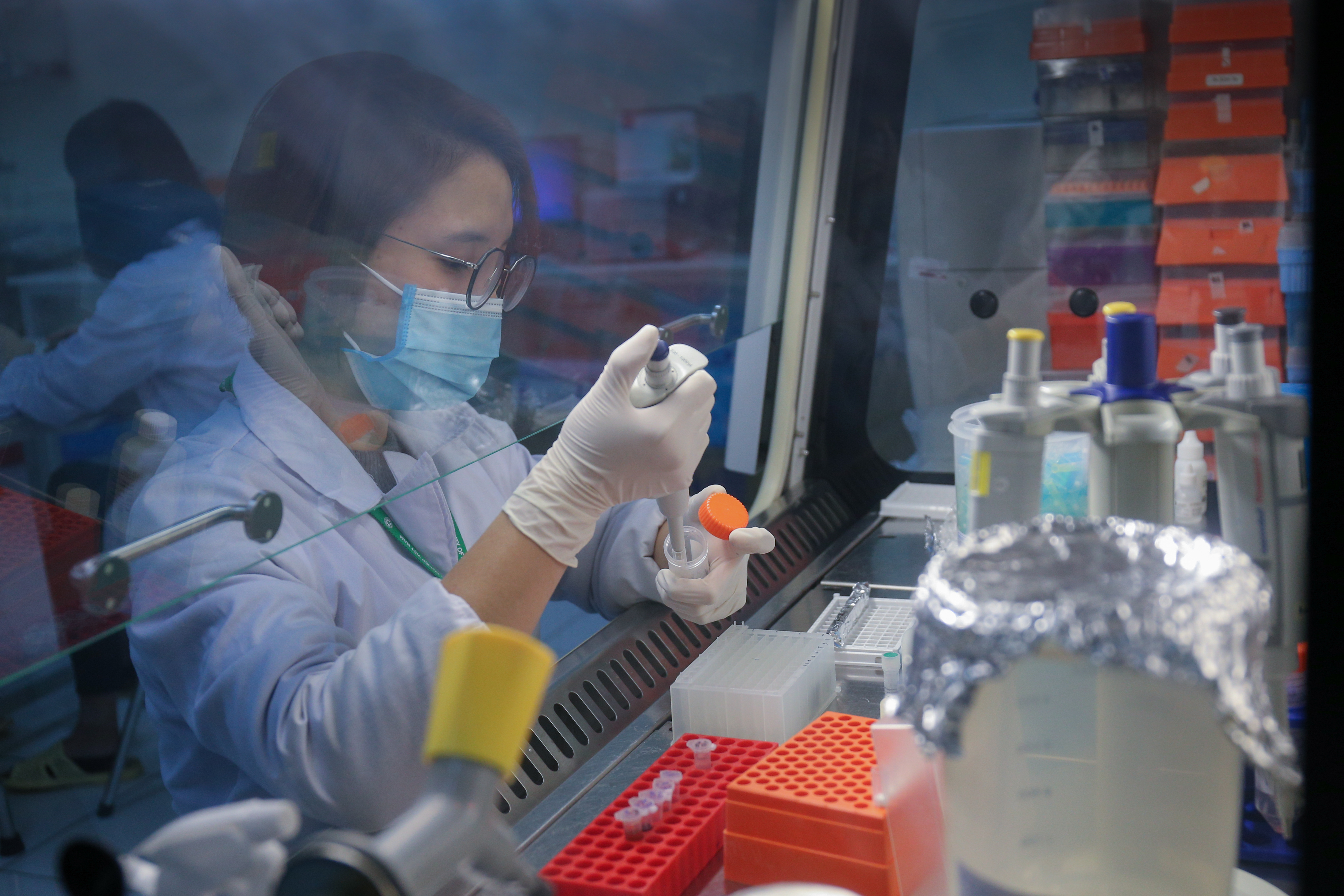 Trước nguy cơ bùng nổ cúm gia cầm H5N6, lần đầu tiên Học viện Nông nghiệp Việt Nam hỗ trợ xét nghiệm miễn phí phát hiện virus cúm gia cầm chủng H5N1, H5N6, H7N9 cho các đơn vị chăn nuôi. Trong ảnh: Phòng thí nghiệm trọng điểm Công nghệ sinh học thú y, Khoa Thú y, Học viện Nông nghiệp Việt Nam, nơi phân tích các mẫu bệnh phẩm. Ảnh: Hoàng Nam