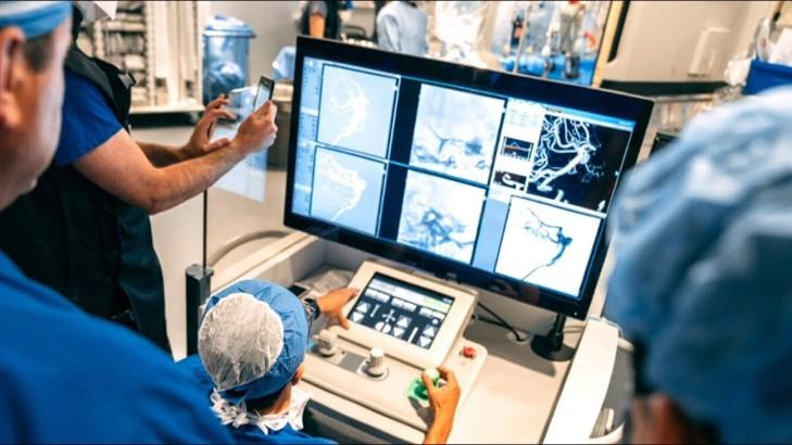 Các bác sĩ Canada dùng robot để phẫu thuật não - Ảnh: Internet