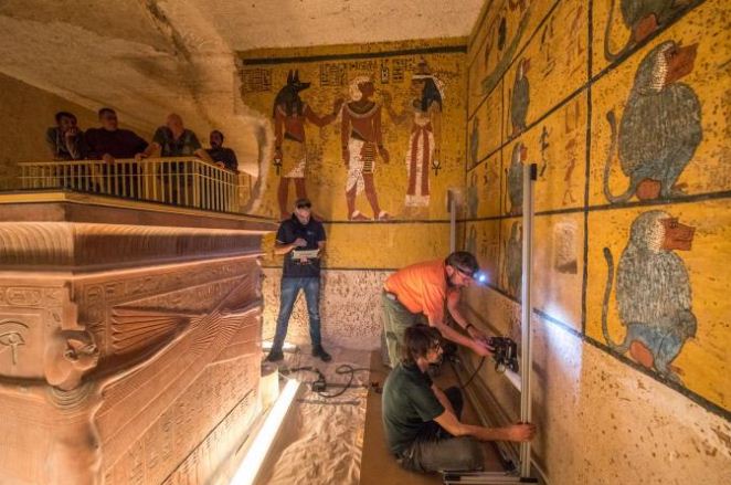 Các nhà nghiên cứu tiến hành quét radar lăng mộ của Pharaoh Tutankhamun để tìm kiếm phòng chôn cất bí ẩn của nữ hoàng Nefertiti. Ảnh: National Geographic.