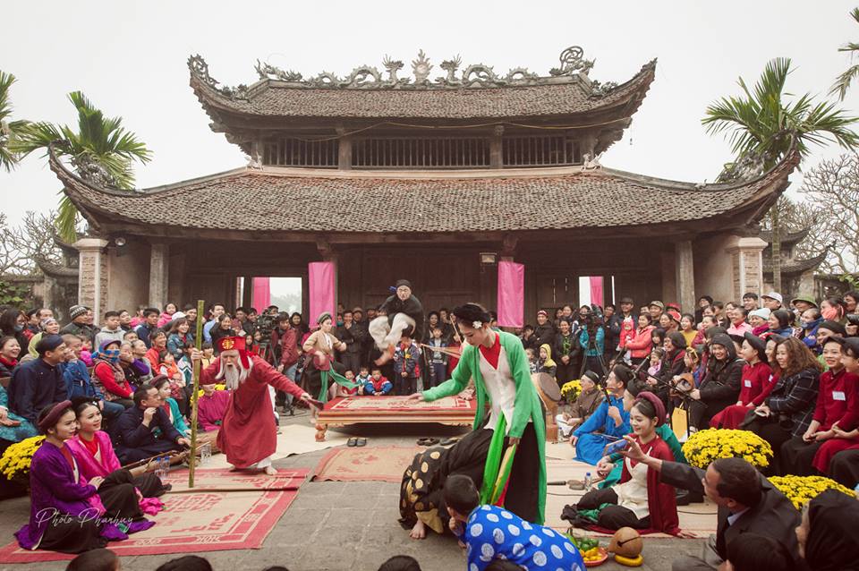 Buổi biểu diễn hát Chèo tại đình So (Quốc Oai, Hà Nội) do nhóm Đình làng Việt tổ chức. Ảnh: Phan Huy