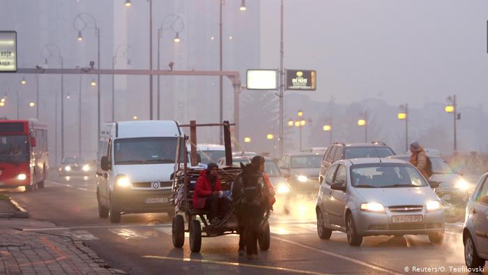 Hình ảnh các xe lưu thông và người đi bộ trong sương mù và ô nhiễm không khí bao trùm Skopje, Macedonia trước đây. Ảnh: Reuters/ Ognen Teofilovski​