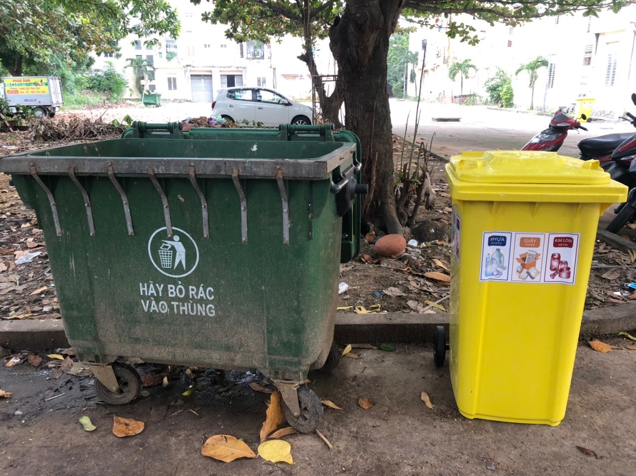 Thử nghiệm phân loại rác tại Đà Nẵng với thùng rác truyền thống (màu xanh) và thùng rác tái chế thông thường (màu vàng) | Ảnh: AccLAB/ UNDP