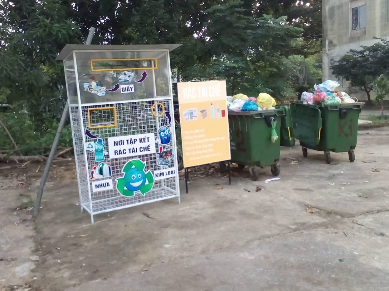 Thử nghiệm phân loại rác tại Đà Nẵng với thùng rác truyền thống (màu xanh) và thùng rác tái chế dạng lưới | Ảnh: AccLAB/ UNDP