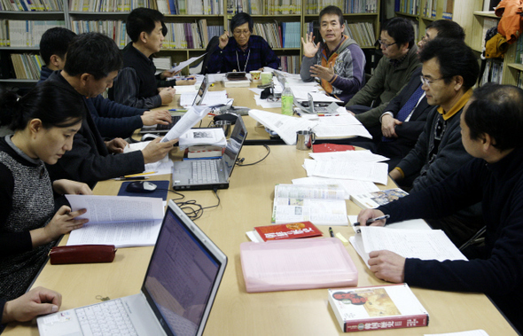 Thảo luận của một nhóm giáo viên Nhật - Hàn về phương pháp biên soạn SGK lịch sử chung vào năm 2010. Đã có nhiều nỗ lực được thực hiện giữa học giả và chuyên gia các nước Đông Á về vấn đề này. Ảnh: Hani.
