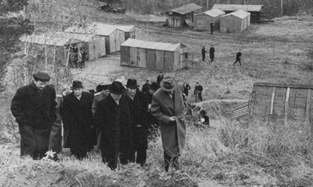 Nikita Khrushchev (hàng đầu, bên trái) đi thăm Akademgorodok đang trong quá trình xây dựng, thập niên 1950. Ảnh: gelio.livejournal.com.