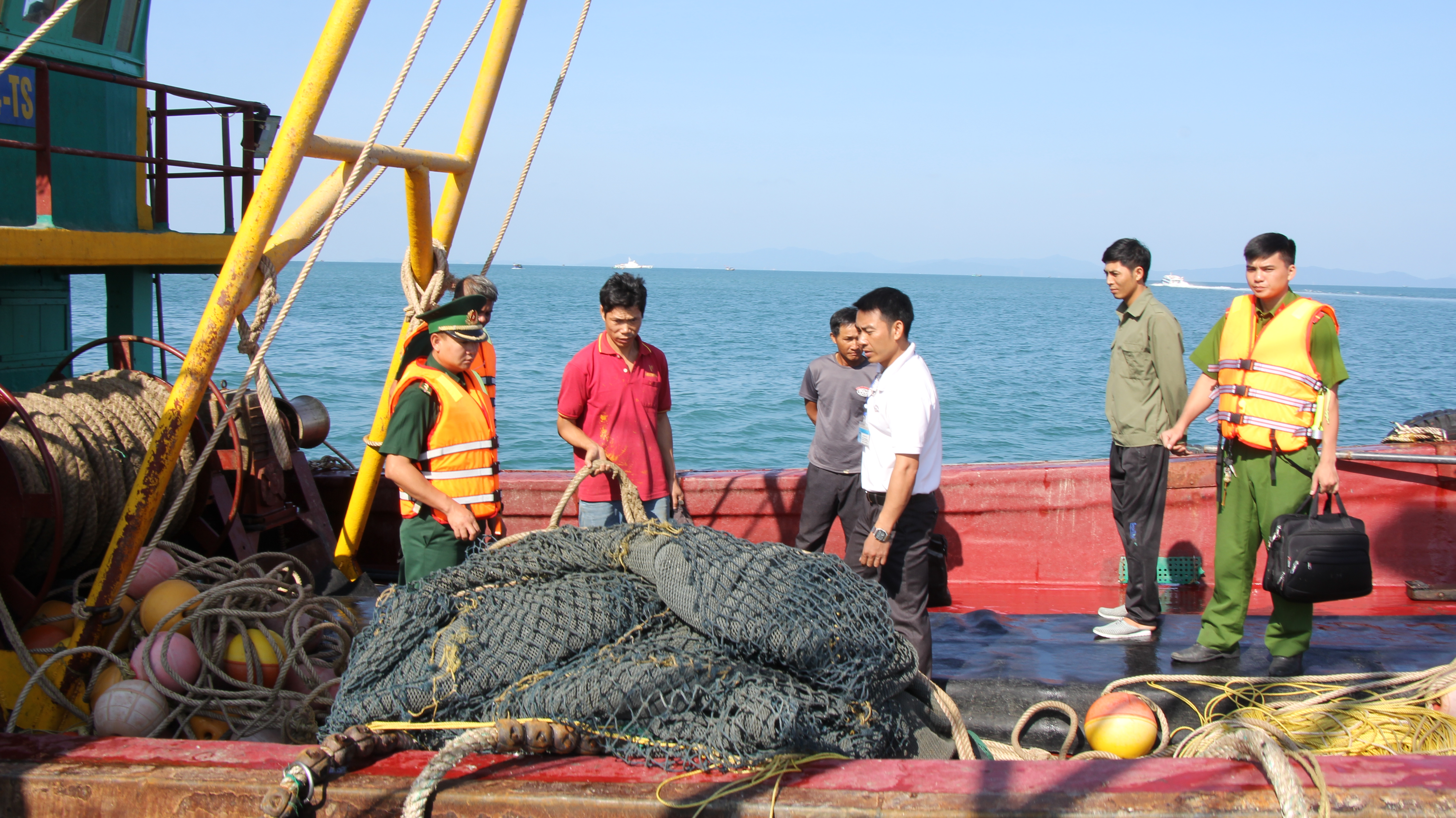 Tổ công tác liên ngành tỉnh Quảng Ninh xử phạt tàu cá vi phạm quy định về vùng đánh bắt ở khu bảo tồn biển Cô Tô. Nguồn: quangninh.gov.