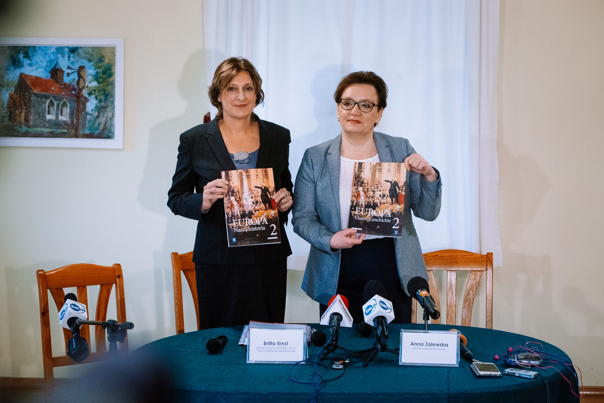 Bộ trưởng hai Bộ Giáo dục Đức và Ba Lan, bà Britta Ernst (Bang Brandenburg, Đức) và Anna Zalewska (Ba Lan) tại buổi công bố tập 2 bộ SGK lịch sử chung “Châu Âu - Lịch sử của chúng ta”. Ảnh: Marcin Biodrowski/ GIS
